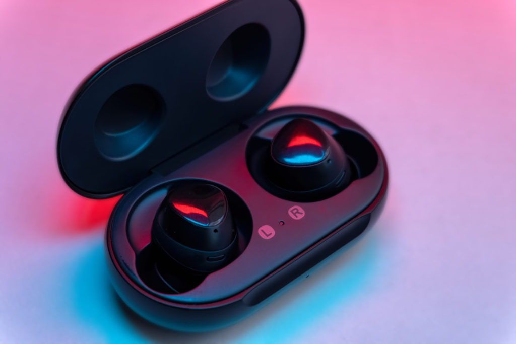 black-wireless-earbud-with-charging-case